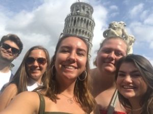 Students posing with the leaning tower of Pisa